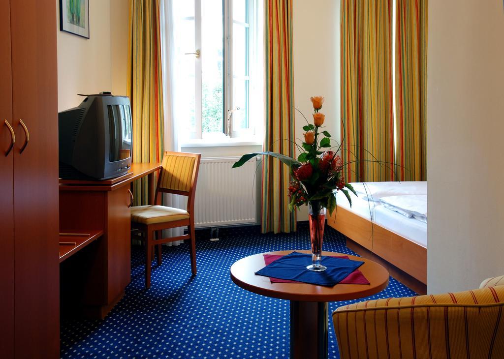 Suite Hotel 900 M Zur Oper Vienna Room photo