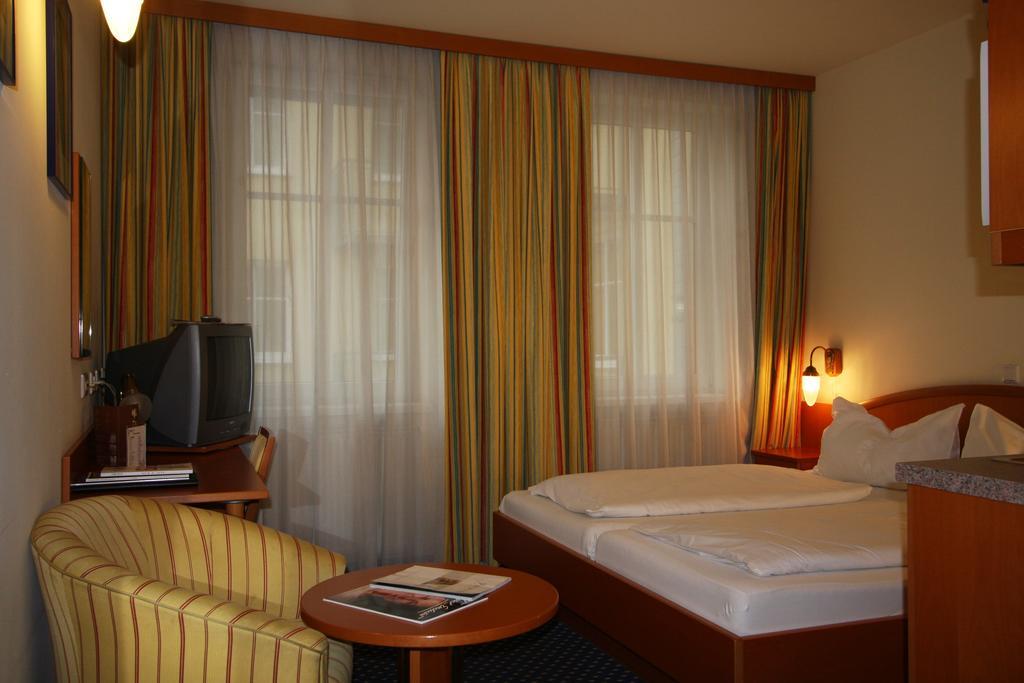 Suite Hotel 900 M Zur Oper Vienna Room photo