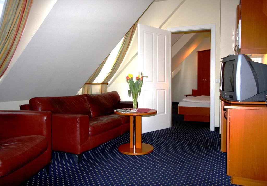 Suite Hotel 900 M Zur Oper Vienna Room photo