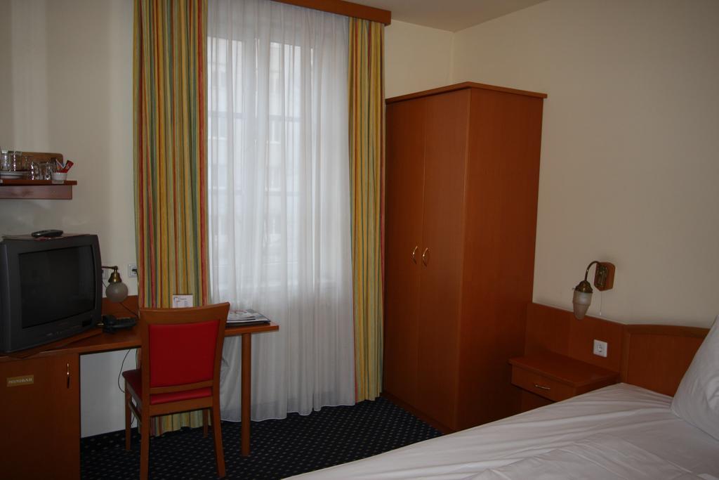 Suite Hotel 900 M Zur Oper Vienna Room photo