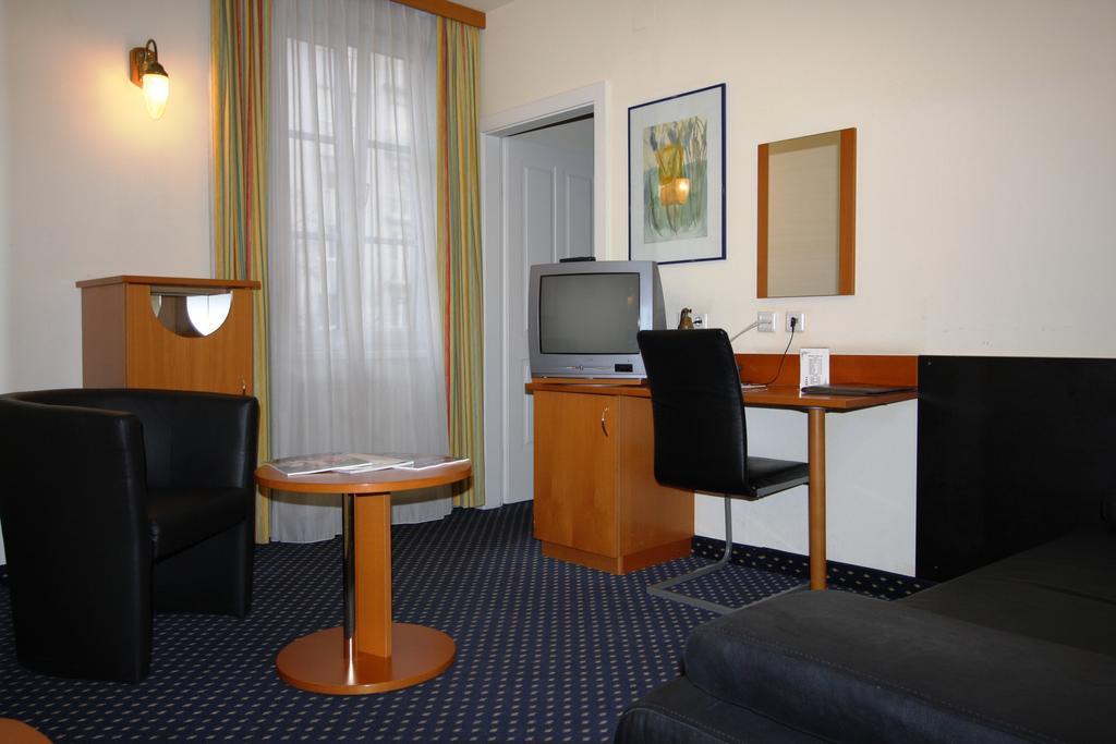 Suite Hotel 900 M Zur Oper Vienna Room photo